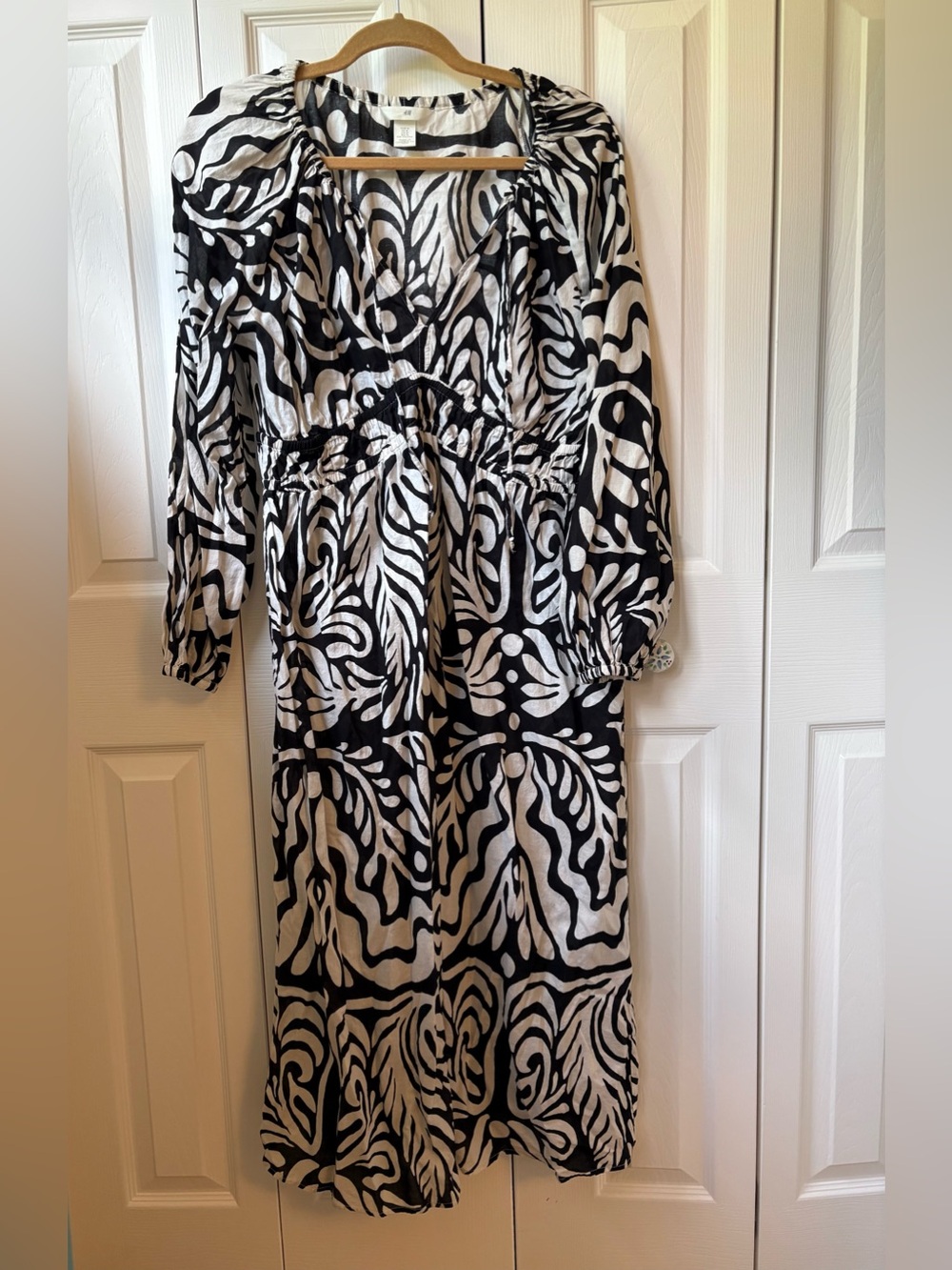 H&M Black & White Patterned Long Sleeve Midi Dress